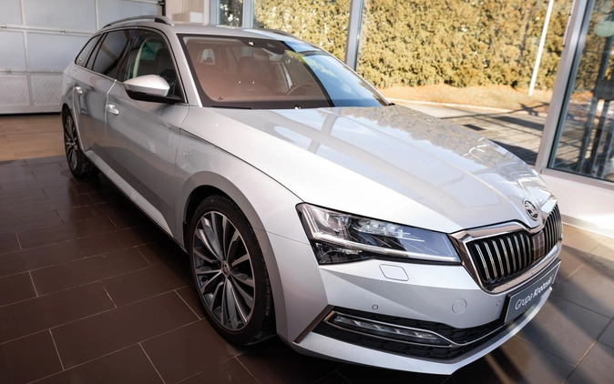 Skoda Superb cena 124500 przebieg: 101701, rok produkcji 2019 z Łódź małe 781